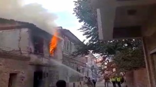 Balıkesirde tarihi ev alev alev yandı