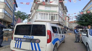 Balkon tadilatında molozlar sokağa düştü