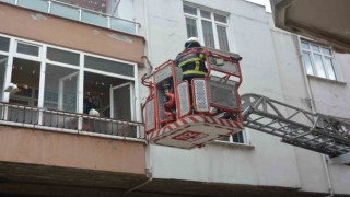 Balkonda alev alan paspas ekipleri harekete geçirdi