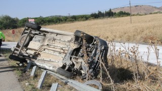 Bariyerlere çarpan araç yan döndü: 4 yaralı