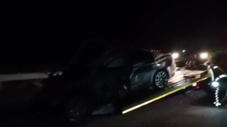 Bariyerlere çarpan otomobil hurdaya döndü: 1 yaralı