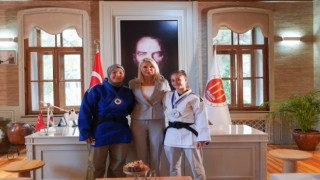 Başarılı sporculara hediyeleri takdim edildi