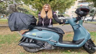 Başıboş sokak köpeği kadın motosiklet sürücüsünü canından ediyordu