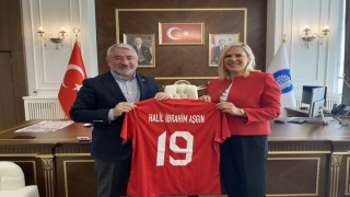 Başkan Aşgına milli takım forması