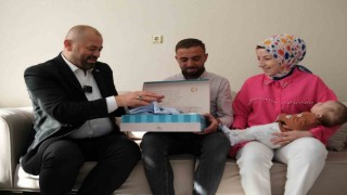 Başkan Aykurttan yeni doğan ziyareti