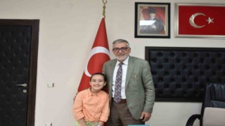 Başkan Bozkurta minik misafir