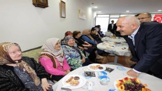 Başkan Büyükgöz huzurevi sakinlerini yalnız bırakmadı