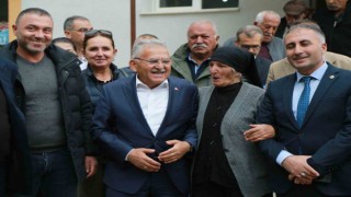 Başkan Büyükkılıç, depremden zarar gören Sarızın yanında