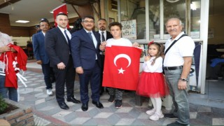 Başkan Çelikten cumhuriyetin 100. yılına özel bayrak hediyesi