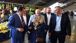 Başkan Dündar, pazarcı esnafının yanında