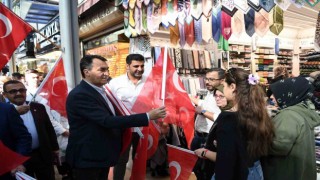 Başkan Dündardan çarşı esnafına Türk Bayrağı