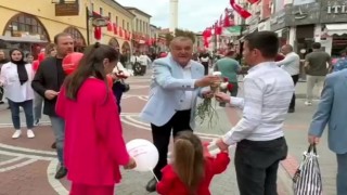 Başkan Fırıncıoğlu kırmızı beyaz renklerde karanfil ve balon dağıttı