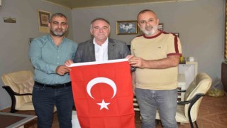 Başkan Öndeş Türk Bayrağı dağıttı