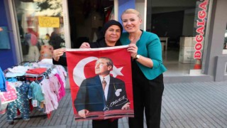 Başkan Şeniz Doğan, 29 Ekim öncesi vatandaşlara bayrak hediye etti