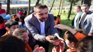 Başkan Tanır ve öğrenciler patili dostları yalnız bırakmadı