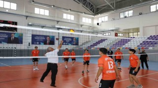 Başkan Zeybek voleybol maçında performansı ile gençlere taş çıkardı