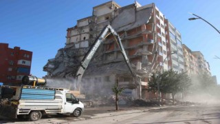 Batmanda depremde ağır hasar alan binalar yıkılmaya devam ediyor