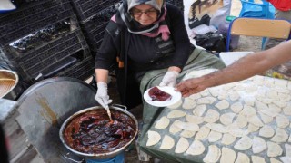 Batmanda pekmez kazanları kahk tatlısı için kaynatıldı