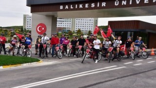 BAÜNlü gençler bayraklar ile 100. yıl için bisiklet sürdü