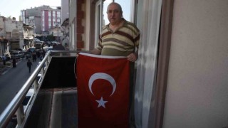 Bayrak Asan Dayı 100. yıl için balkonda