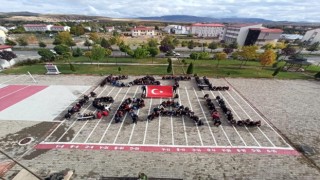 Bedenleriyle ‘Katil İsrail yazarak tepki gösterdiler