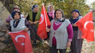 Belediye Başkanı şiir okuyan köylülerin coşkusuna ortak oldu