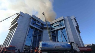 Belediye binasının çatısında yangın