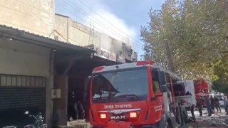 Bergamada iş yerinde çıkan yangın söndürüldü