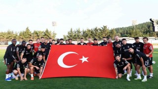Beşiktaşlı futbolculardan Cumhuriyetin 100. yılı kutlaması