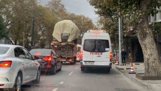 Beşiktaşta aşırı yüklü kamyon tehlike saçtı: O anlar kamerada