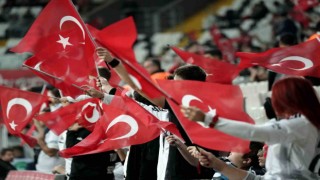 Beşiktaşta galibiyete rağmen ‘istifa sesleri