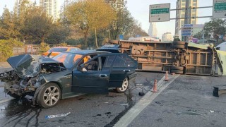 Beşiktaşta otomobil minibüse çarptı: 4 yaralı