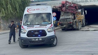 Beton pompa aracı alt geçitten geçmeye çalıştı: 2 yaralı