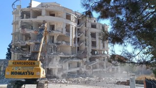 Beyaz Saray Apartmanı kepçe ile yıkılmaya başlandı