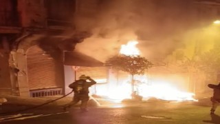 Beyoğlunda Tarihi Gueive Handa yangın: Giriş kat alev alev yandı