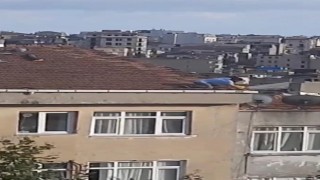 Beyoğlunda yürekleri ağza getiren çatı tamiri kamerada
