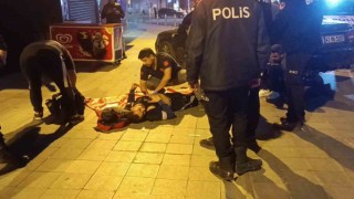 Bıçaklanan 3 kişi yaralı halde otomobile binip kaçtı