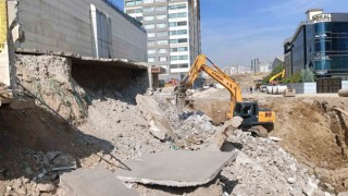 Binada toprak kayması oldu, firma yetkilileri can kaybı yaşanmadığı için koç kesti