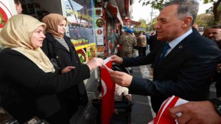 Bingölde esnaf ve vatandaşlara Türk bayrağı dağıtıldı
