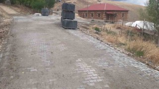 Bitliste köy yollarına kilitli parke taşı döşendi