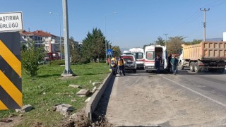 Boluda ambulans otomobille çarpıştı