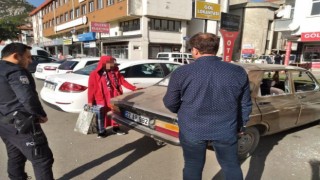 Boşanma aşamasında olduğu eşine sinirlenen kadın otomobilin camlarını kırdı