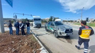 Burdurda hafif ticari araç tırla çarpıştı: 1 yaralı