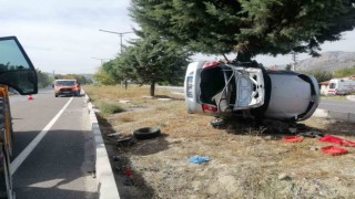 Burdurda kontrolden çıkan otomobil refüjdeki ağaca saplandı: 2 ölü