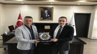 Burhaniyede Kaymakam emekli komutana plaket verdi