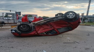 Burhaniyede otomobiller çarpıştı: 3 yaralı