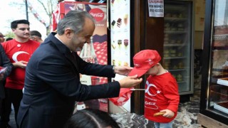 Bursa kırmızı-beyaza büründü