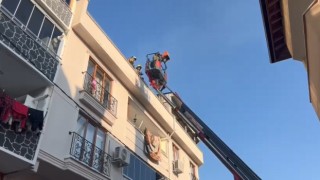 Bursada evin çatısında başlayan yangın yan binaya sıçradı