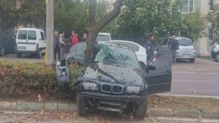 Bursada kontrolden çıkan otomobil refüjdeki ağaca çarptı: 2 yaralı