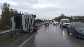 Büyükçekmecede inşaat malzemesi taşıyan tır devrildi